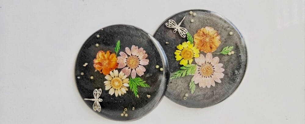 Black coasters with real pressed flowers - Image 2